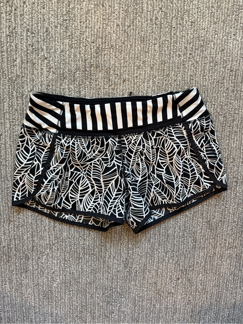Lululemon Speed Short Black White Leaf Print Striped Waist Running Shorts Size 8